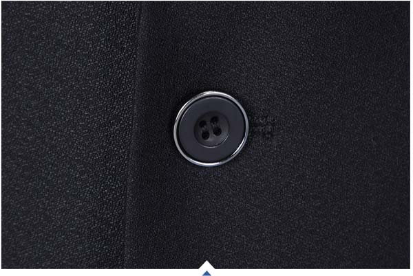 一粒扣青果領商務西裝定制鈕扣細節(jié)特寫圖